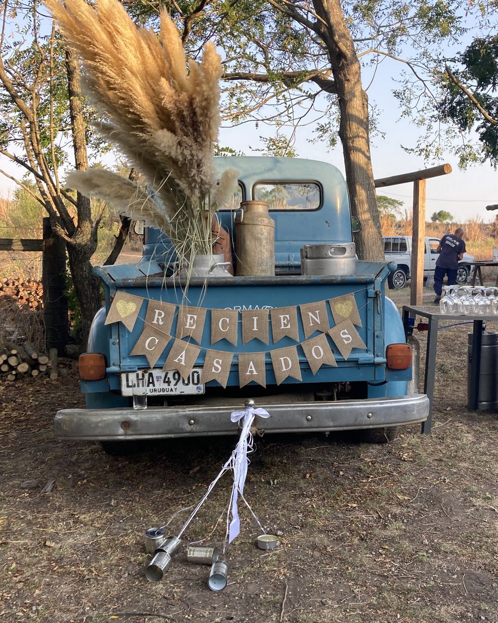La camioneta con el cartel de recién casados