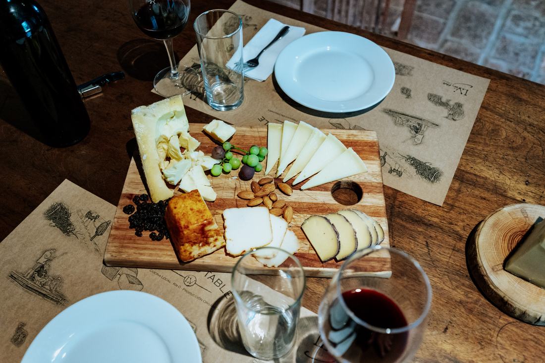 Tabla de quesos y vino en la mesa