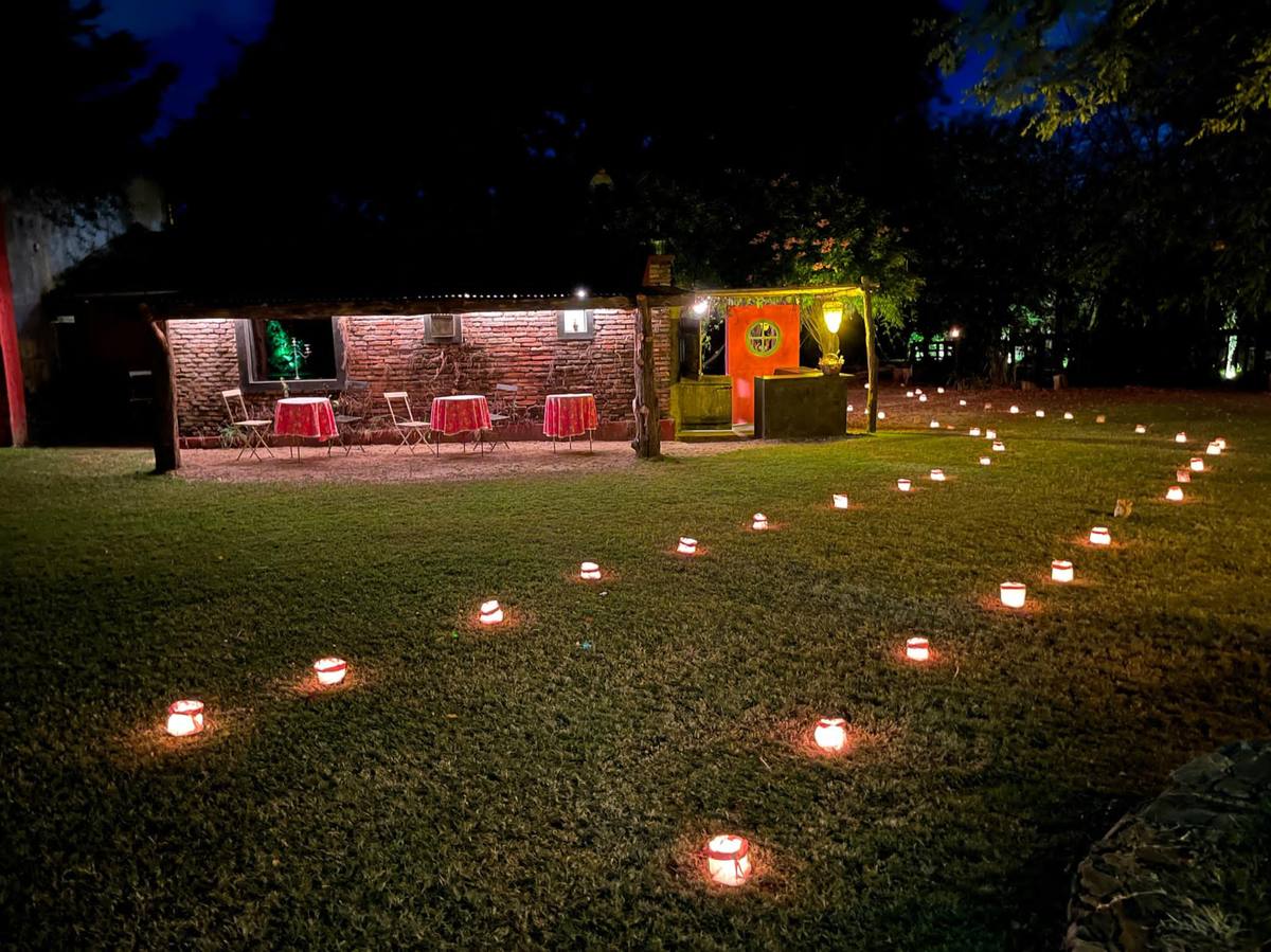 La fachada de La Vigna iluminada de noche